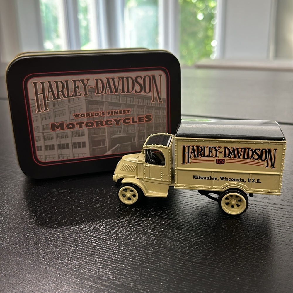 Harley-Davidson Model Car Box Delivery Truck Coin Bank in Tin